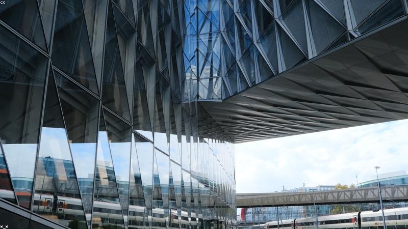 推特中文网中文内容团队在办公空间协作整理全球资讯